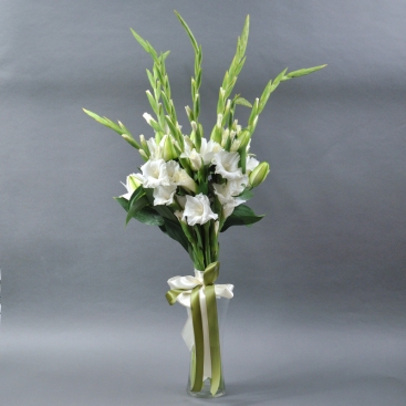 Букет білих гладіолусів та лілій