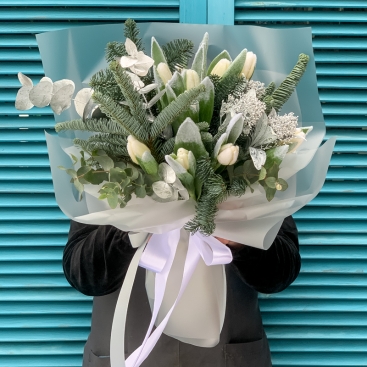 Зимовий букет з гілками ялини і тюльпанами