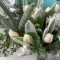 Зимний букет с ветками ели и тюльпанами - Фото 2