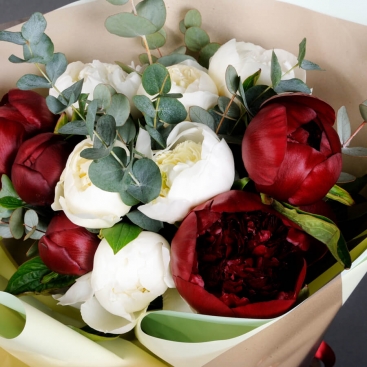 Букет из 11 голландских пионов микс