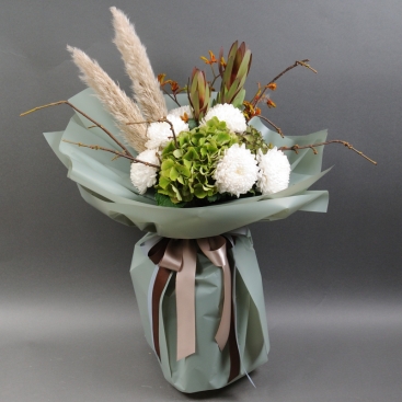 Букет хризантем з леукадендронами і гортензіями