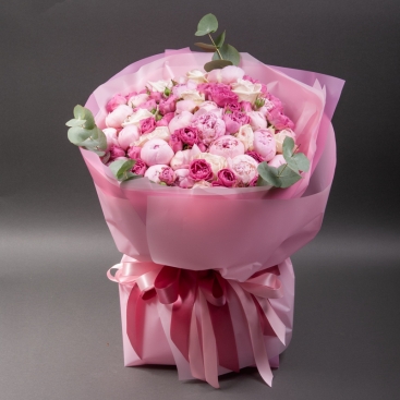 Букет із троянд і півоній Барбі