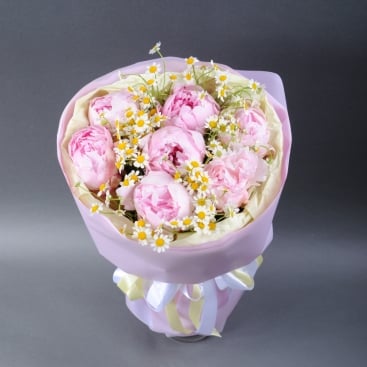 Букет півоній з танацетумом