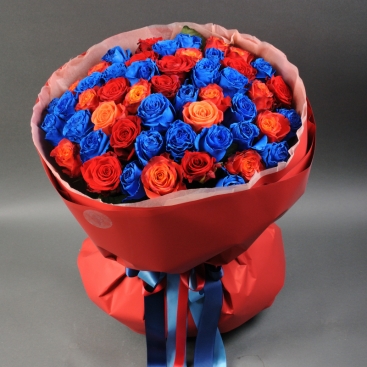 Букет 51 троянда сорт Атомік, Експлорер та фарбована синя