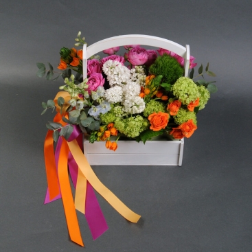 Дерев'яне кашпо з квітами