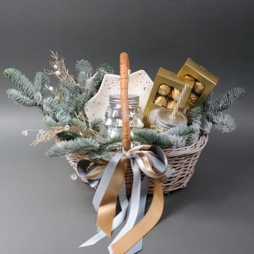 Подарунковий набір Цукерки Ferrero Rocher Астуччіо, кружки з трубочкою Ялинка і тарілки у формі зірки Зимова казка