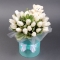 Композиция с белыми тюльпанами и мишкой - Фото 1