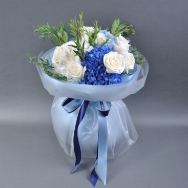 Букет гортензий и роз Плая Бланка