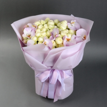 Bouquet of Snow World spray roses and orchids