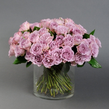 Букет із 71 троянди Меморі Лейн у вазі