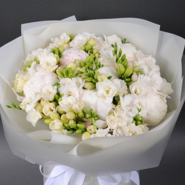 Букет с пионами и фрезиями