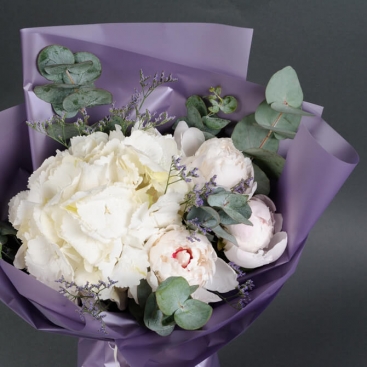 Букет з гортензією і півоніями