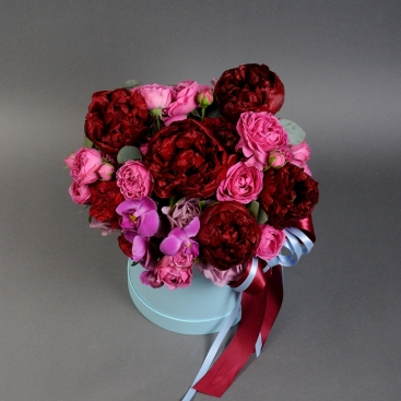 Композиція з півоніями Бургунді