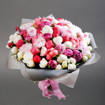 Букет із 101 півонії