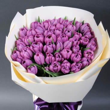 Букет из фиолетовых пионовидных тюльпанов