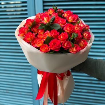 Букет із 13 троянд спрей Саммер Денс