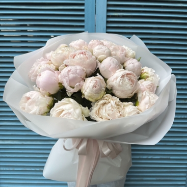 Букет из нежных пионов