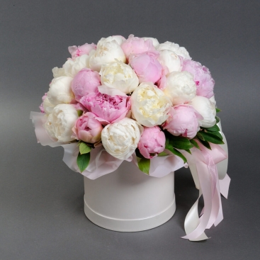 Композиция с пионами