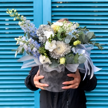 Зимова композиція в капелюшній коробці