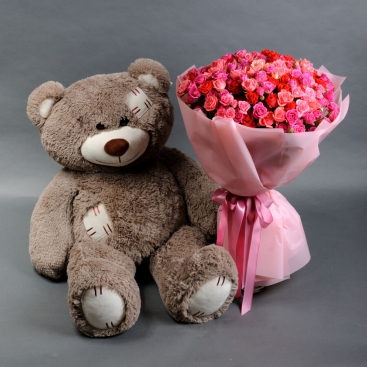 Bouquet of 51 roses spray mix and a teddy bear