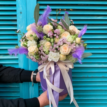 Композиція в капелюшній коробці з пір'ям