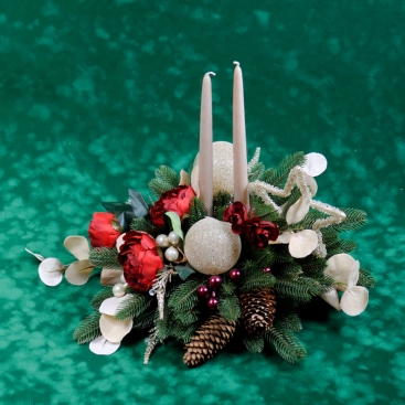 Composition with roses and Christmas decor