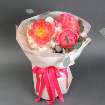 Букет з коралових півонії та гортензія