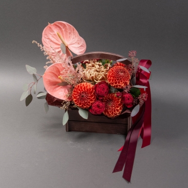 Композиция в деревянном кашпо с георгинами и антуриумом