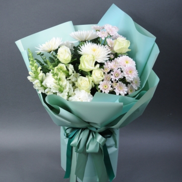 Bouquet of 5 Avalanche Roses and Chrysanthemums