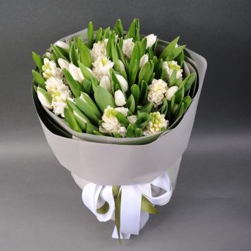 Букет білих тюльпанів та гіацинтів