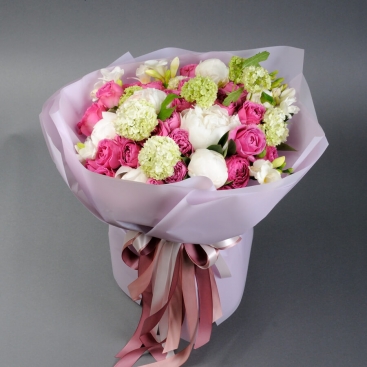 Bouquet Souffle with white peonies