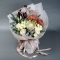 Композиція з піоноподібними трояндами, хризантемами та тюльпанами - Фото 1