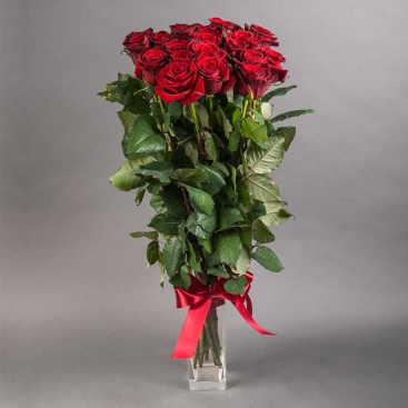 Букет із 19 оксамитових троянд Гран Прі 
