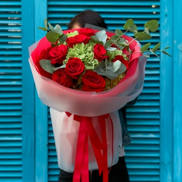 Bouquet Passion with Freedom roses and hydrangea