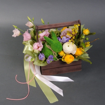 Композиція в коробці із зайченям