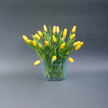 Жовті тюльпани у вазі у формі сумочки