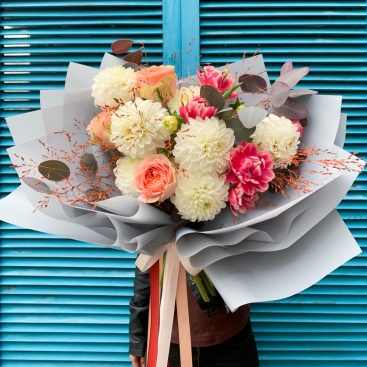 Bouquet Gravity with dahlias and Gravity Dutch roses