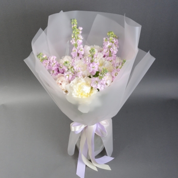 Букет із півоній та матіоли