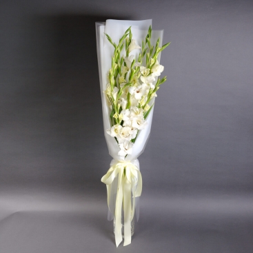 Букет із білих гладіолусів