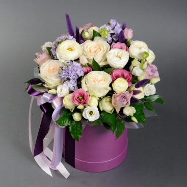 Композиция с ранункулюсами в коробке